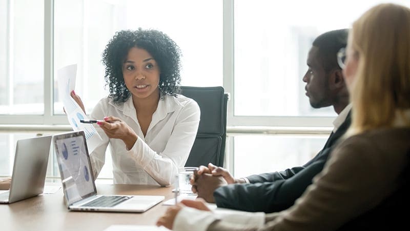 translate-print-coworkers-discussing-printed-chart-fr Collaborateurs examinent les imprimés