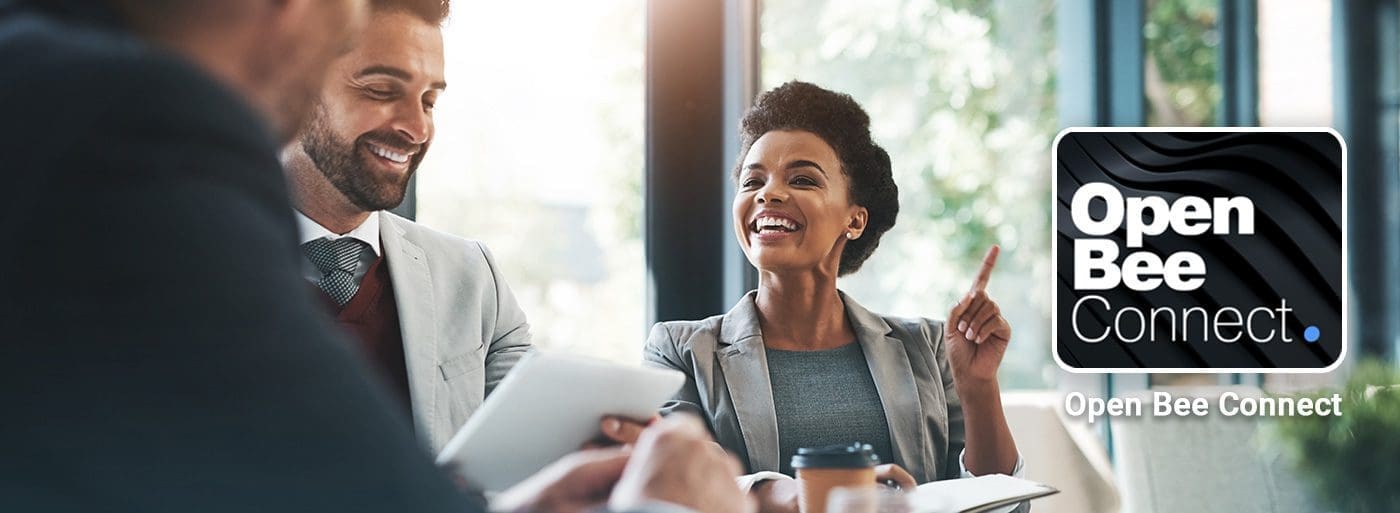 Application Open Bee Connect Hommes et femme souriant en réunion de travail