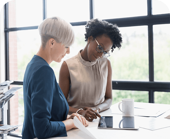 Femmes travaillant devant une tablette