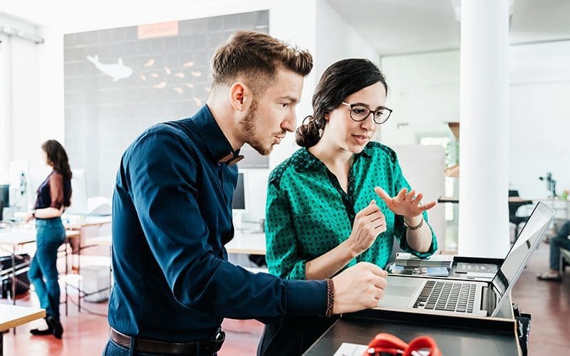 Technicien informatique aidant femme au travail