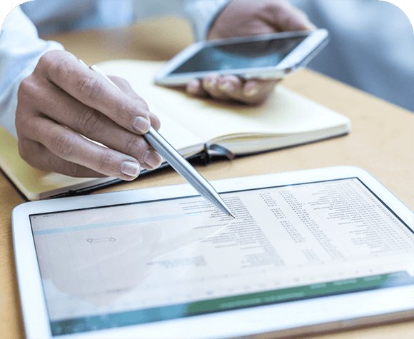 Homme travaillant sur une tablette devant un fichier Excel