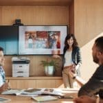 Equipe de travail avec imprimante multifonction xerox B305