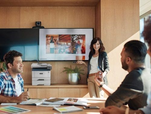 Equipe de travail avec imprimante multifonction xerox B305