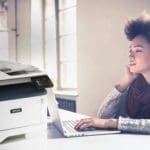 Femme en home office avec imprimante multifonction xerox B315