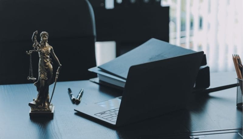 Les factures électroniques et la loi Homme de droit travaillant dans son bureau